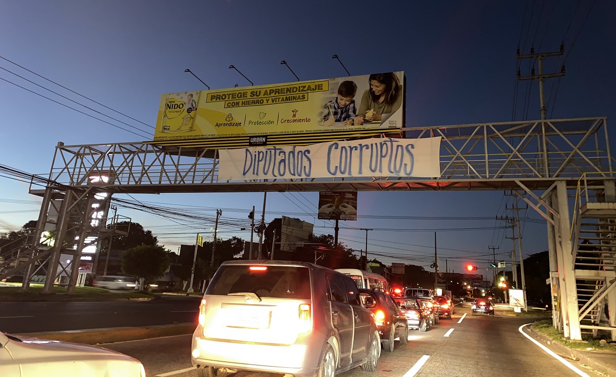 pueblo-salvadoreno-se-toma-la-ciudad-para-expresar-con-pancartas-su-rechazo-por-los-diputados